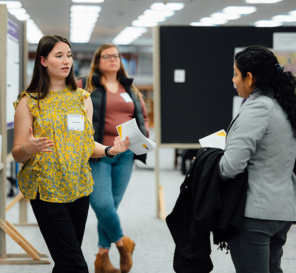 A UNI student presenting her research project